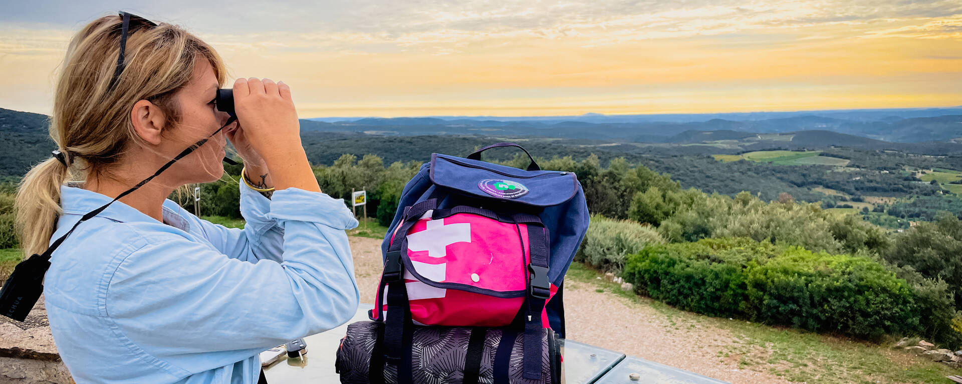 point de vue sur les vignobles avec le sac à dos le comporte
