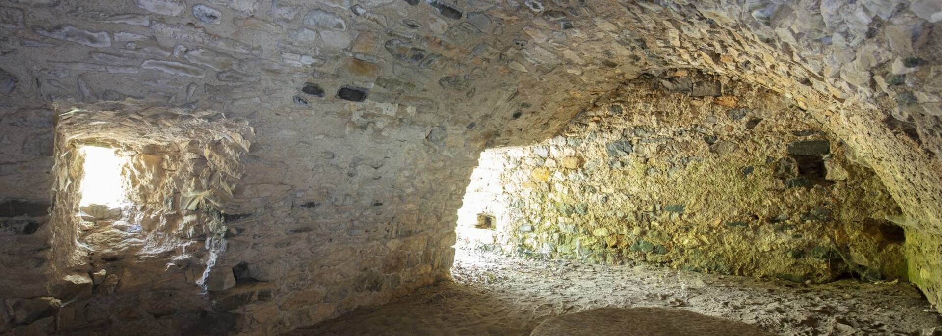 La salle des meules du moulin d'Azam