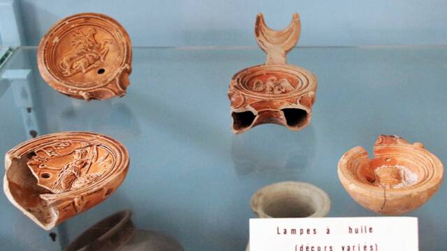 Lampes à huile du musée archéologique d'Olonzac ©F.Renerre