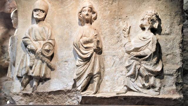 Relief du musée de l'abbaye de Fontcaude à Cazedarnes représentant sainte Catherine ©F.Renerre