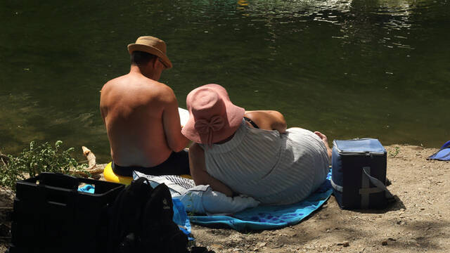 Piquenique au bord de l'eau ©Georges SOUCHE
