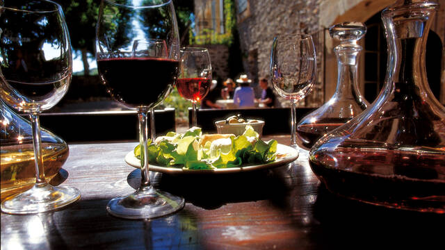 table avec verre et carafe de vin