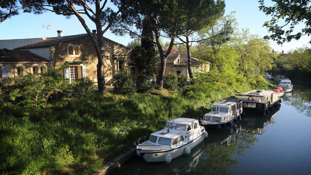 Village des Coteaux d'Ensérunes en bordure du Canal du Midi ©.G. Souche