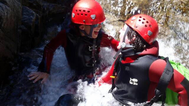 Enfant et adulte dans un canyon ©Terre Liquide