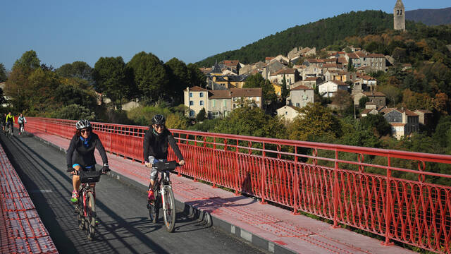 A vélo sur la Voie Verte ©G.Souche