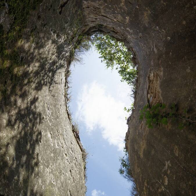 Cuve de charge du moulin haut (Minerve), vue en contre-plongée