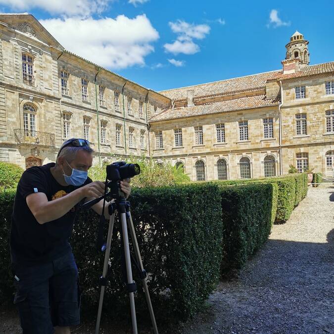 En tournage dans le parc de l'abbaye de Cassan ©A.Appert