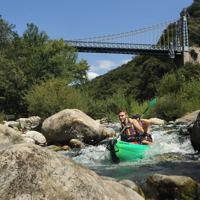 Canoë et pont suspendu