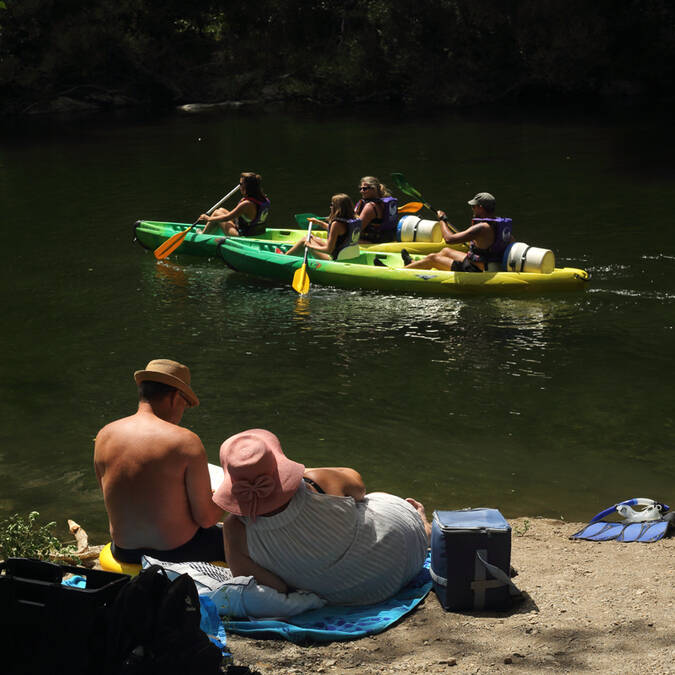 Canoë famille couple sur berge