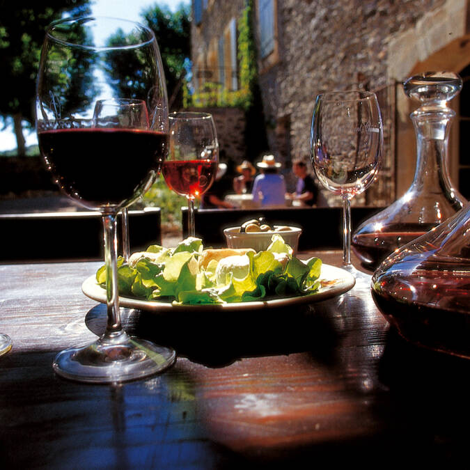 table avec verre et carafe de vin